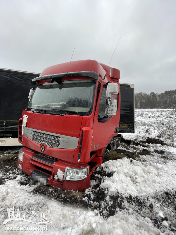 Ciężarówka wpadła w poślizg. Zatrzymała się w rowie