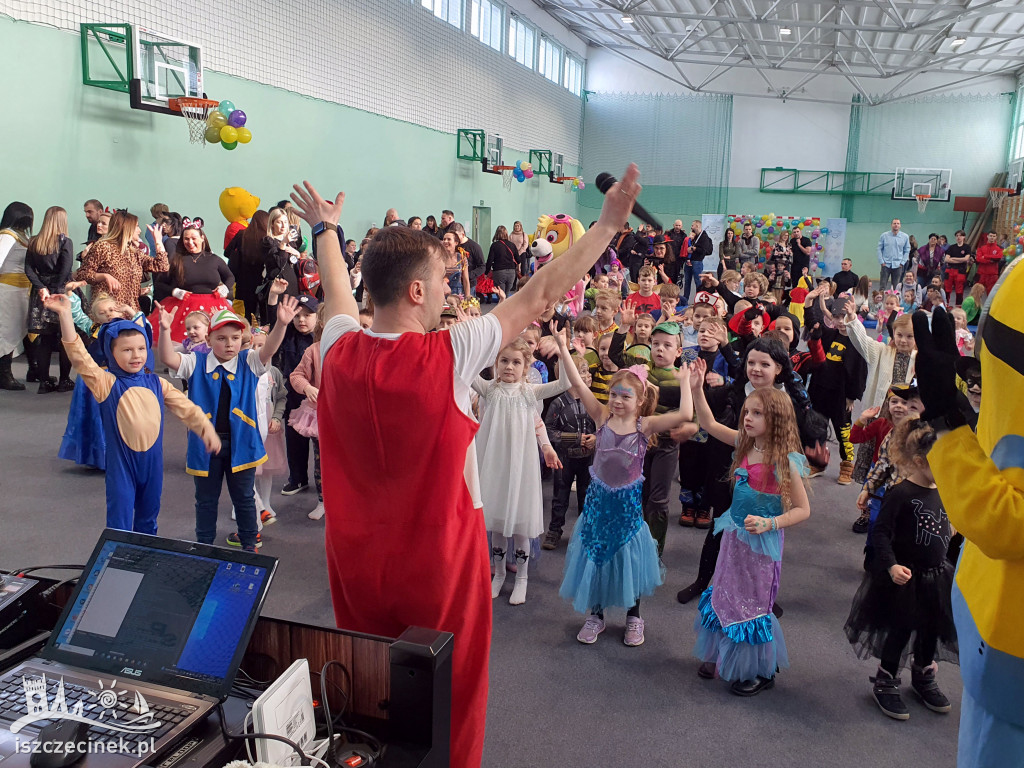 Karnawałowe pląsy, tańce i zabawy. Niezwykle udany bal przedszkolaków.
