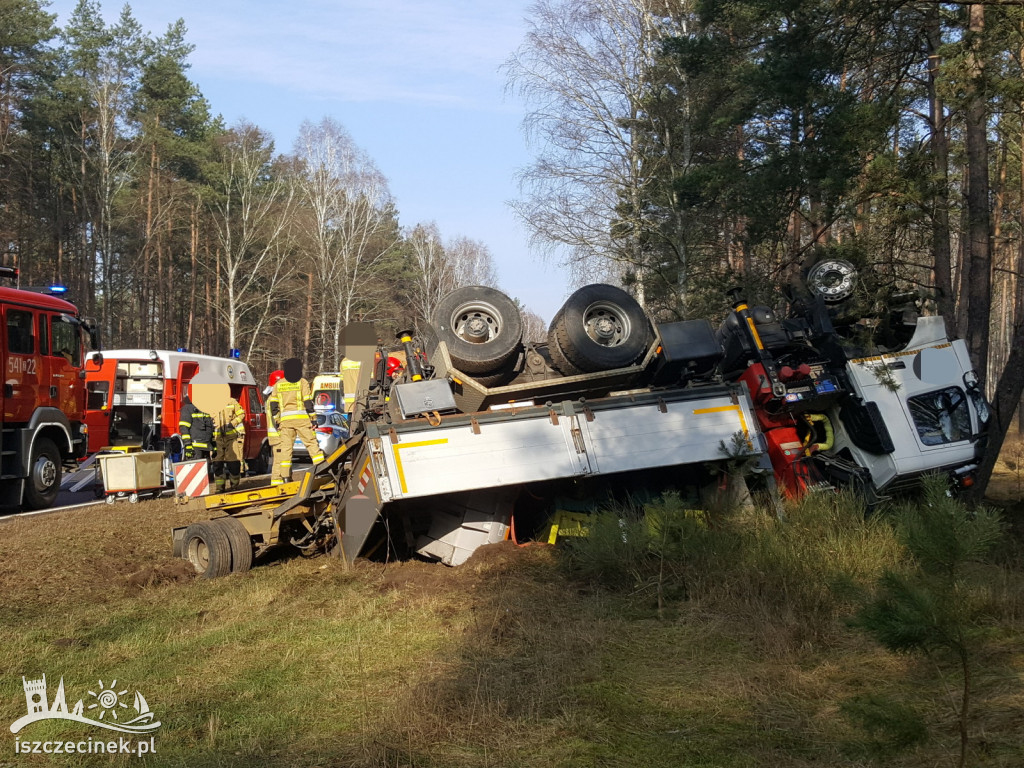 Wypadek na DK20. Dachowała ciężarówka