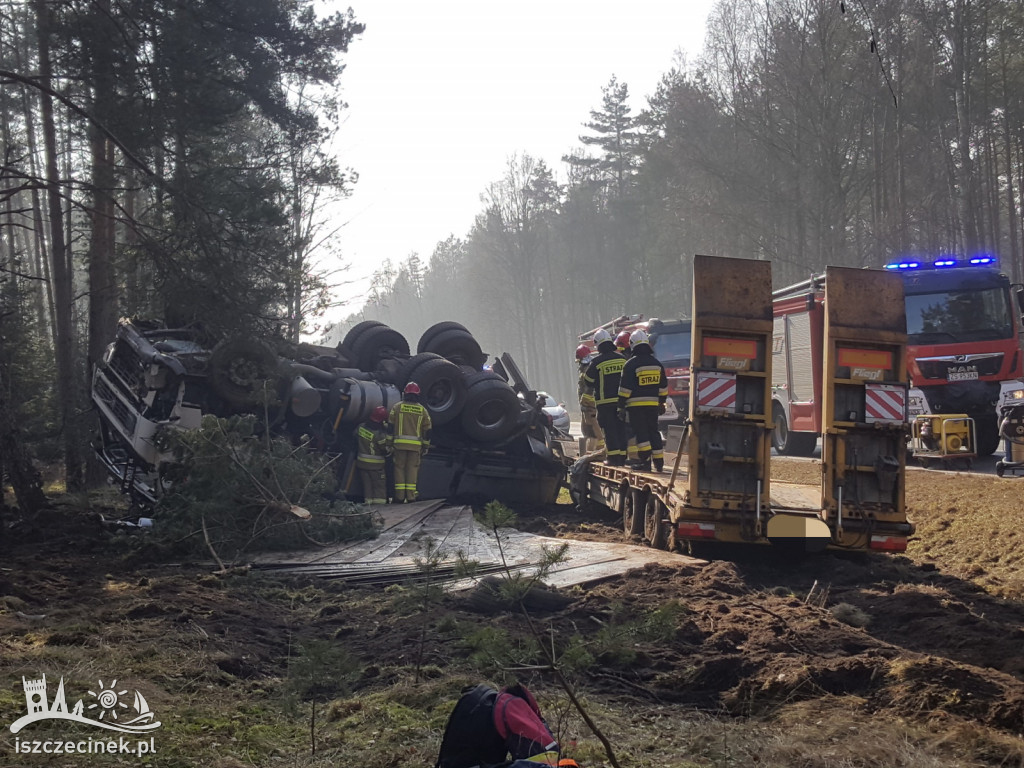 Wypadek na DK20. Dachowała ciężarówka