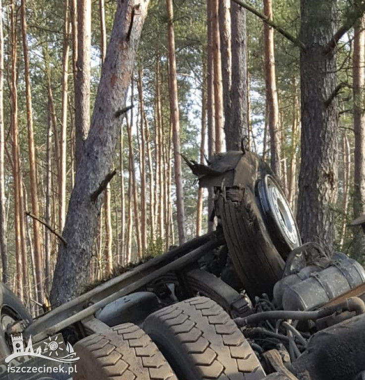 Wypadek na DK20. Dachowała ciężarówka
