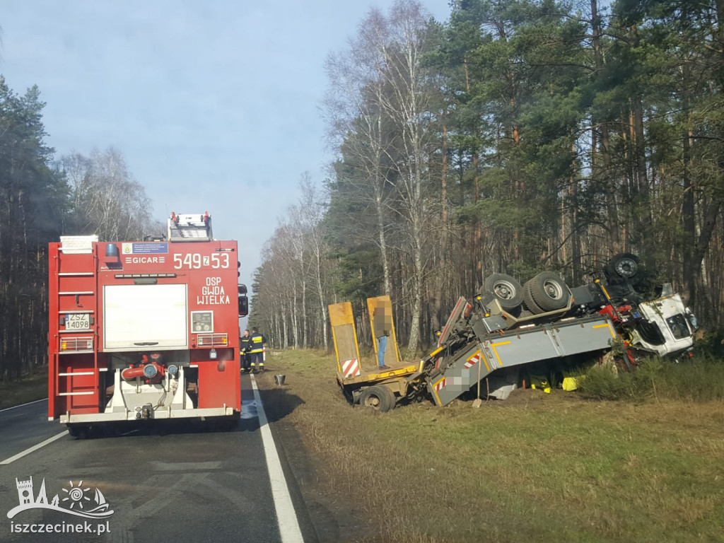 Wypadek na DK20. Dachowała ciężarówka