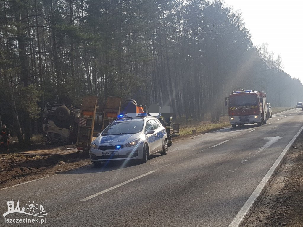 Wypadek na DK20. Dachowała ciężarówka