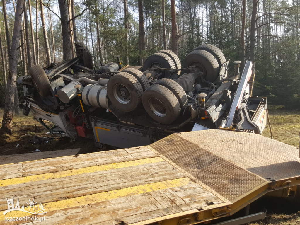 Wypadek na DK20. Dachowała ciężarówka