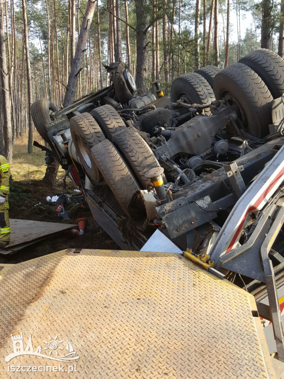 Wypadek na DK20. Dachowała ciężarówka