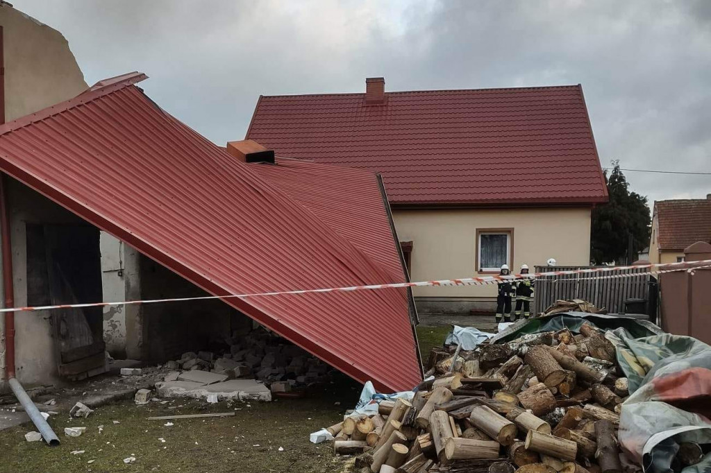Wichura porwała dach z budynku gospodarczego, który uszkodził dach domu