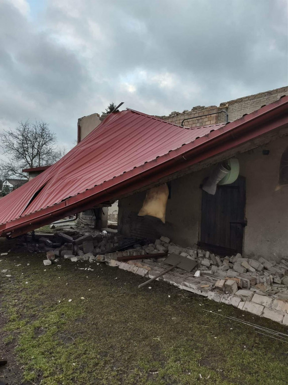 Wichura porwała dach z budynku gospodarczego, który uszkodził dach domu