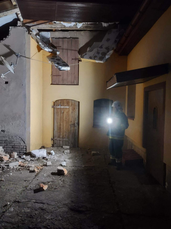 Wichura porwała dach z budynku gospodarczego, który uszkodził dach domu