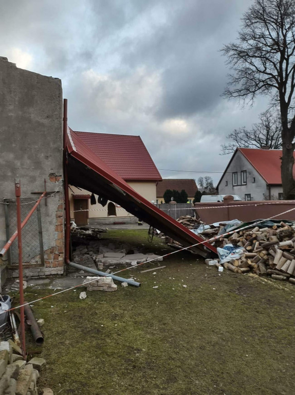 Wichura porwała dach z budynku gospodarczego, który uszkodził dach domu