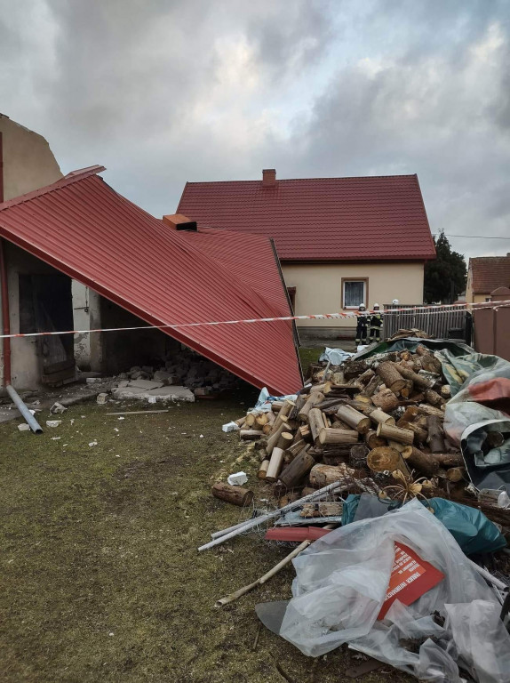 Wichura porwała dach z budynku gospodarczego, który uszkodził dach domu