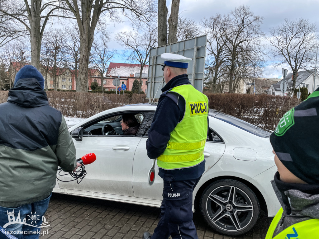 Kwiaty zamiast mandatów. Policja dziękuje kobietom za bezpieczną jazdę
