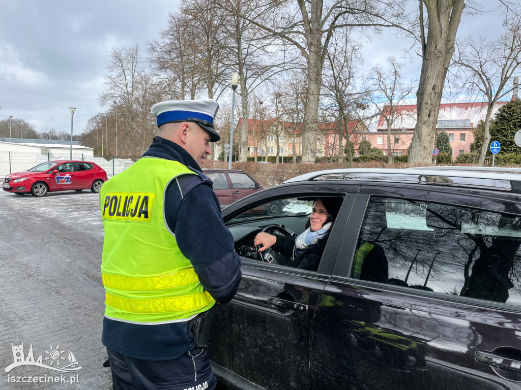 Kwiaty zamiast mandatów. Policja dziękuje kobietom za bezpieczną jazdę