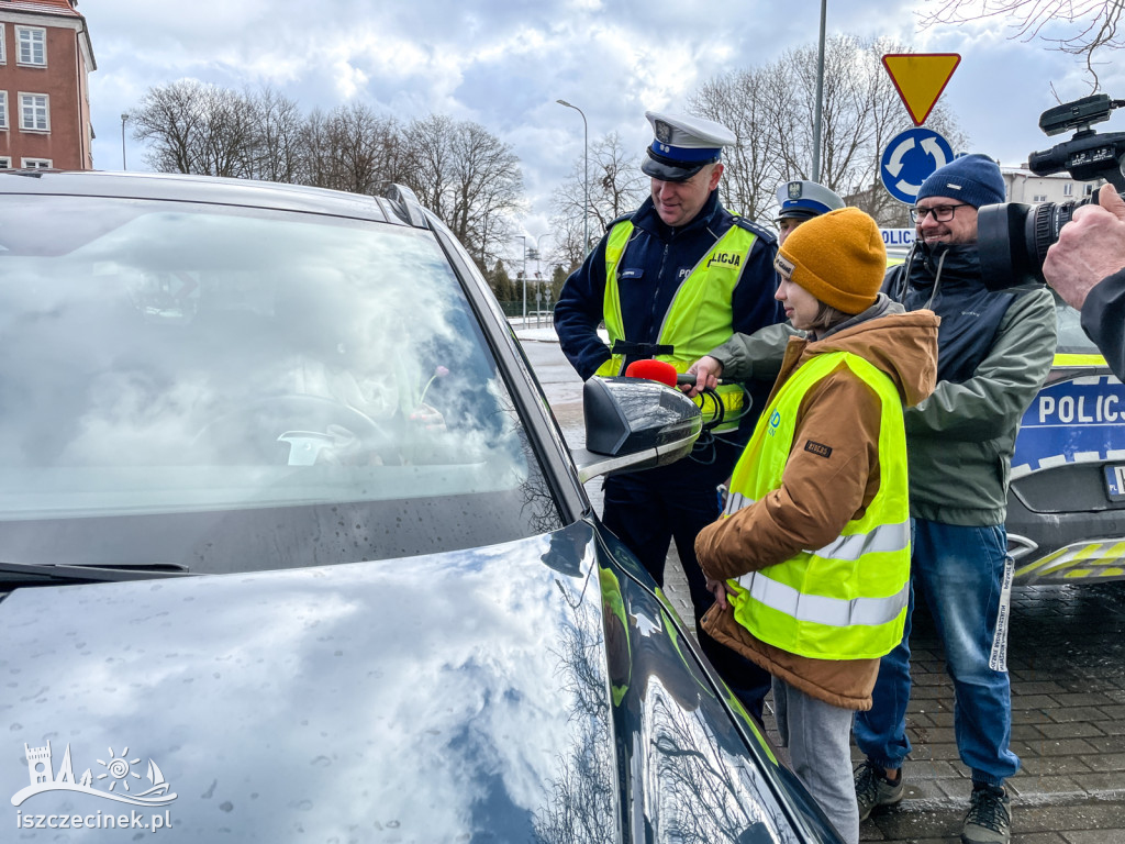 Kwiaty zamiast mandatów. Policja dziękuje kobietom za bezpieczną jazdę