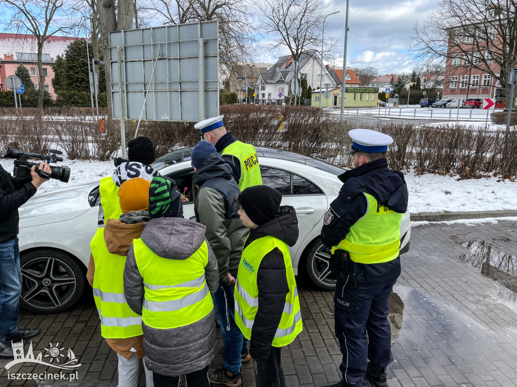 Kwiaty zamiast mandatów. Policja dziękuje kobietom za bezpieczną jazdę