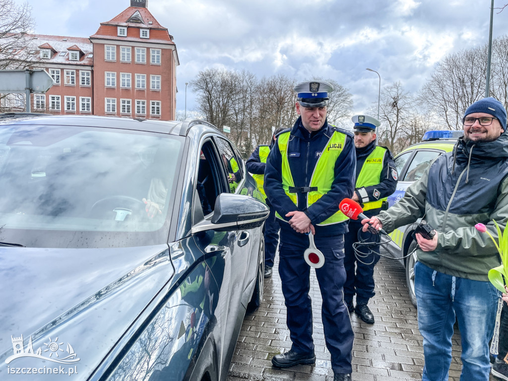 Kwiaty zamiast mandatów. Policja dziękuje kobietom za bezpieczną jazdę