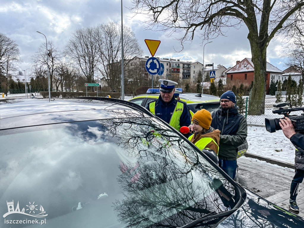 Kwiaty zamiast mandatów. Policja dziękuje kobietom za bezpieczną jazdę