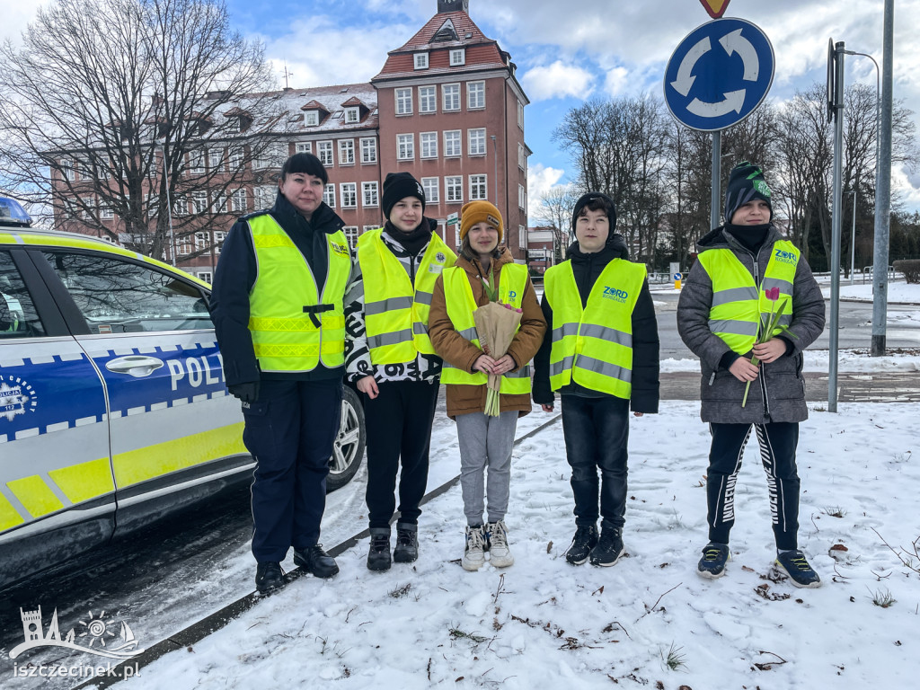 Kwiaty zamiast mandatów. Policja dziękuje kobietom za bezpieczną jazdę