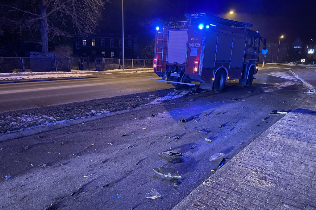 Z impetem wjechał w znak i uciekł. To mogło skończyć się poważnym wypadkiem