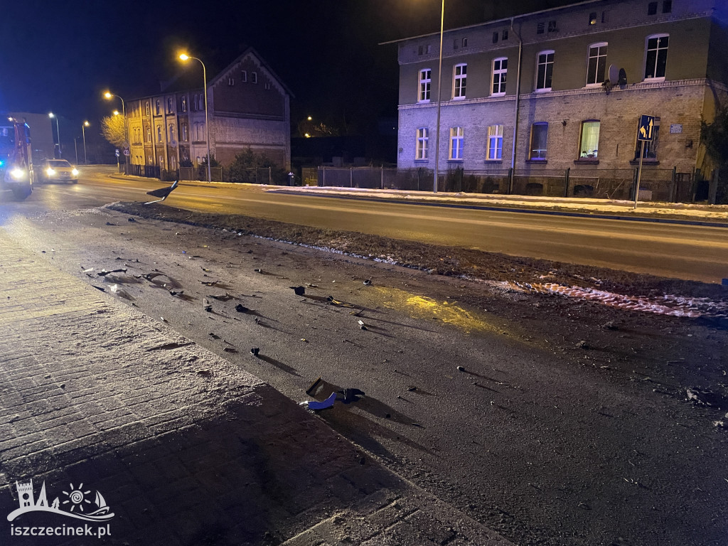 Z impetem wjechał w znak i uciekł. To mogło skończyć się poważnym wypadkiem