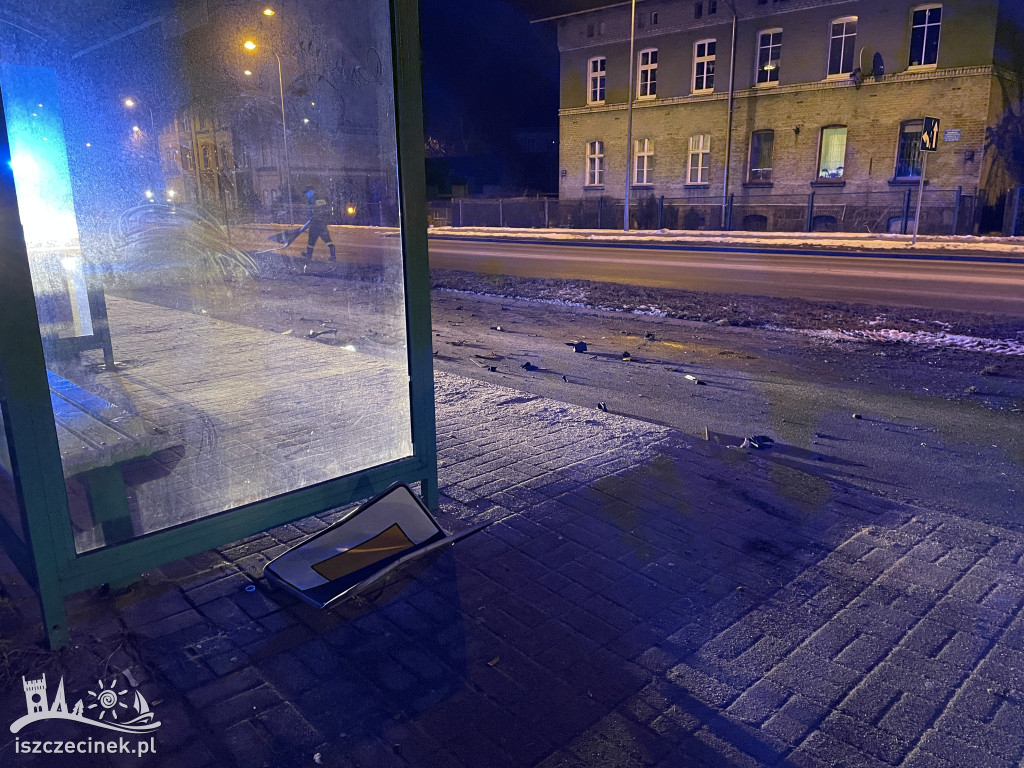 Z impetem wjechał w znak i uciekł. To mogło skończyć się poważnym wypadkiem