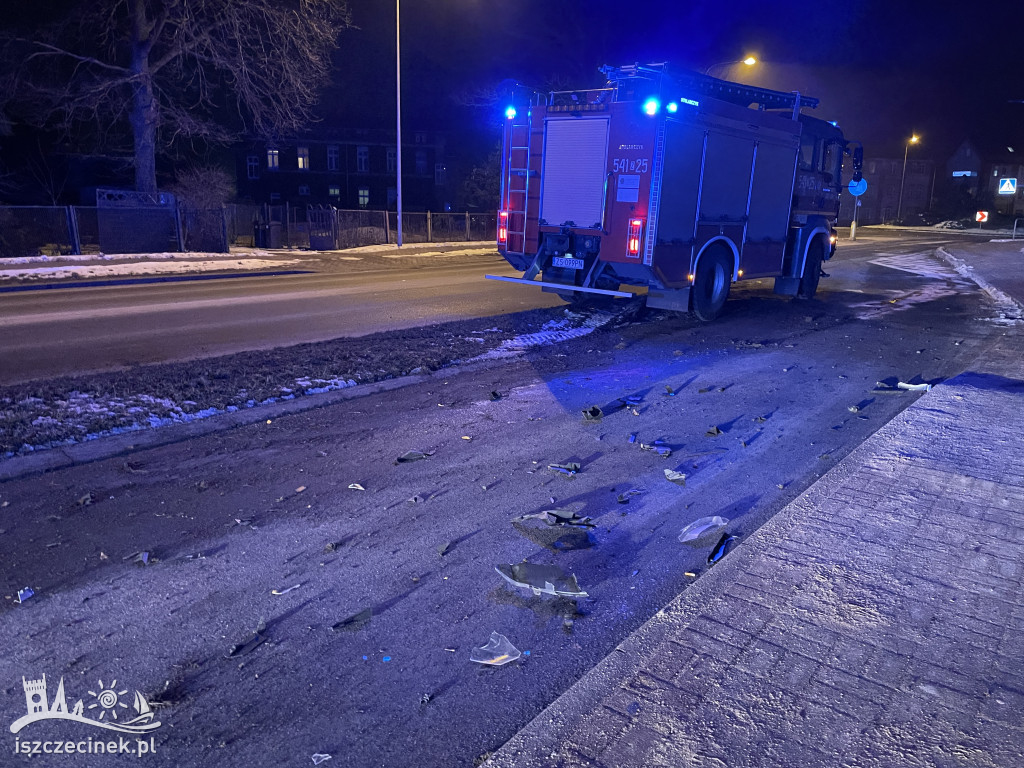 Z impetem wjechał w znak i uciekł. To mogło skończyć się poważnym wypadkiem
