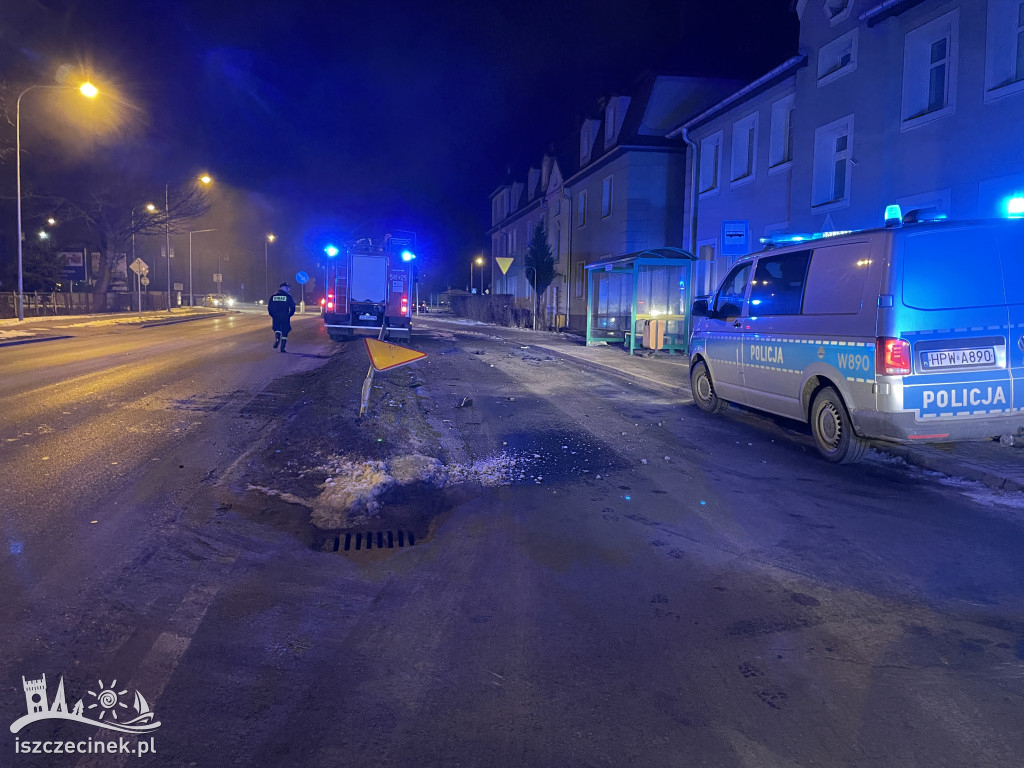 Z impetem wjechał w znak i uciekł. To mogło skończyć się poważnym wypadkiem
