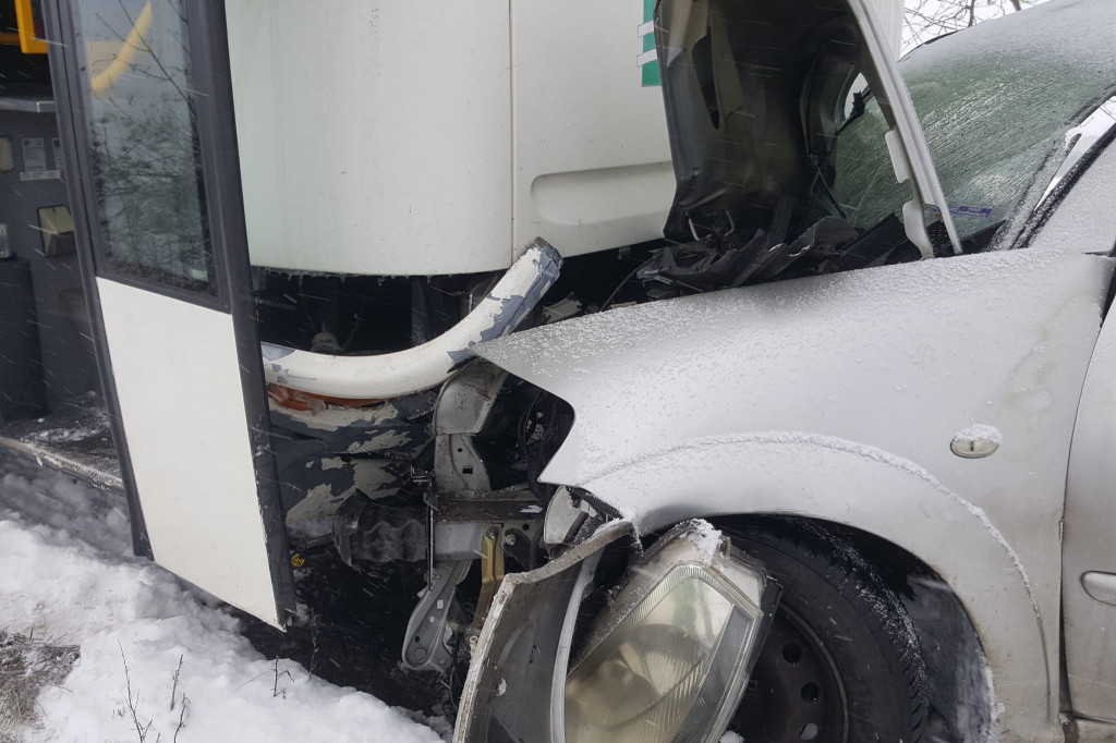 SZCZECINEK. Czołowe zderzenie samochodu osobowego z autobusem szkolnym