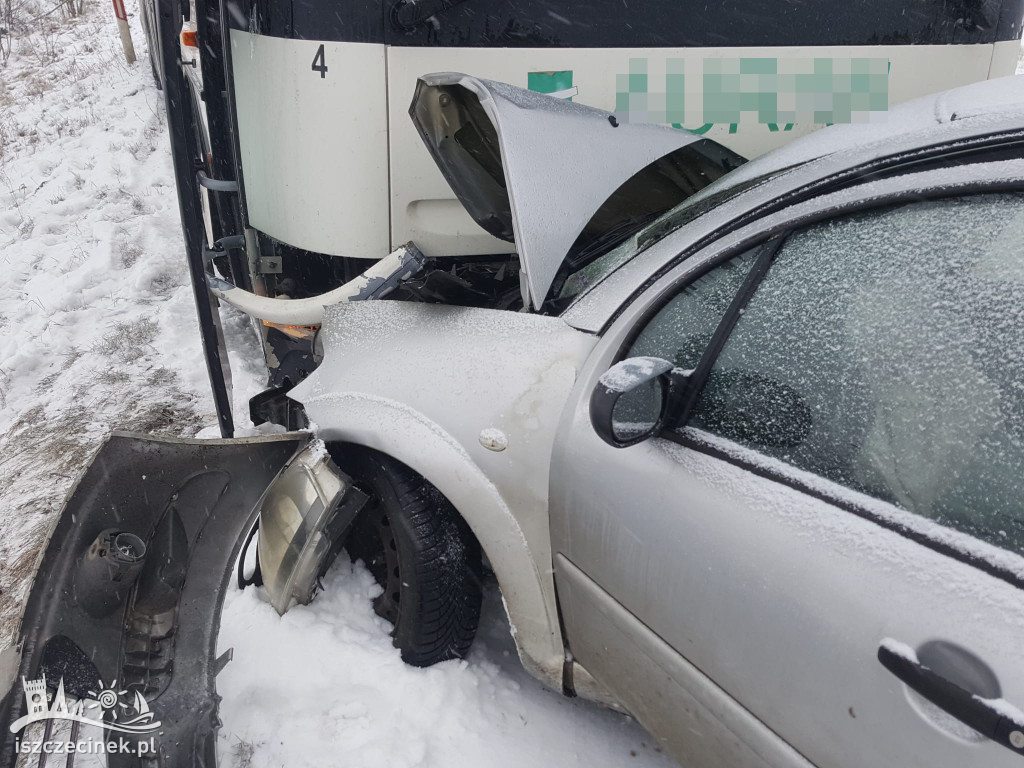 SZCZECINEK. Czołowe zderzenie samochodu osobowego z autobusem szkolnym