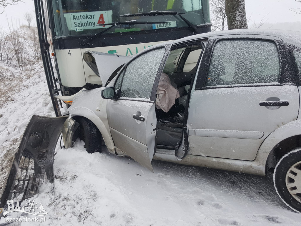 SZCZECINEK. Czołowe zderzenie samochodu osobowego z autobusem szkolnym