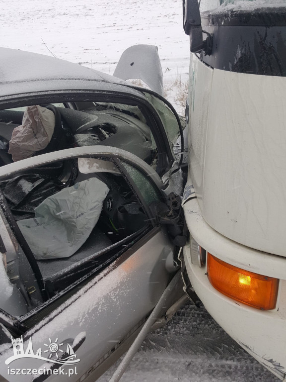 SZCZECINEK. Czołowe zderzenie samochodu osobowego z autobusem szkolnym