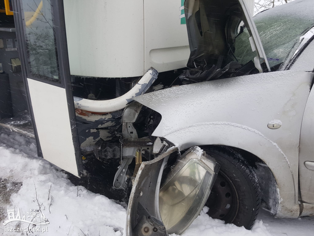SZCZECINEK. Czołowe zderzenie samochodu osobowego z autobusem szkolnym