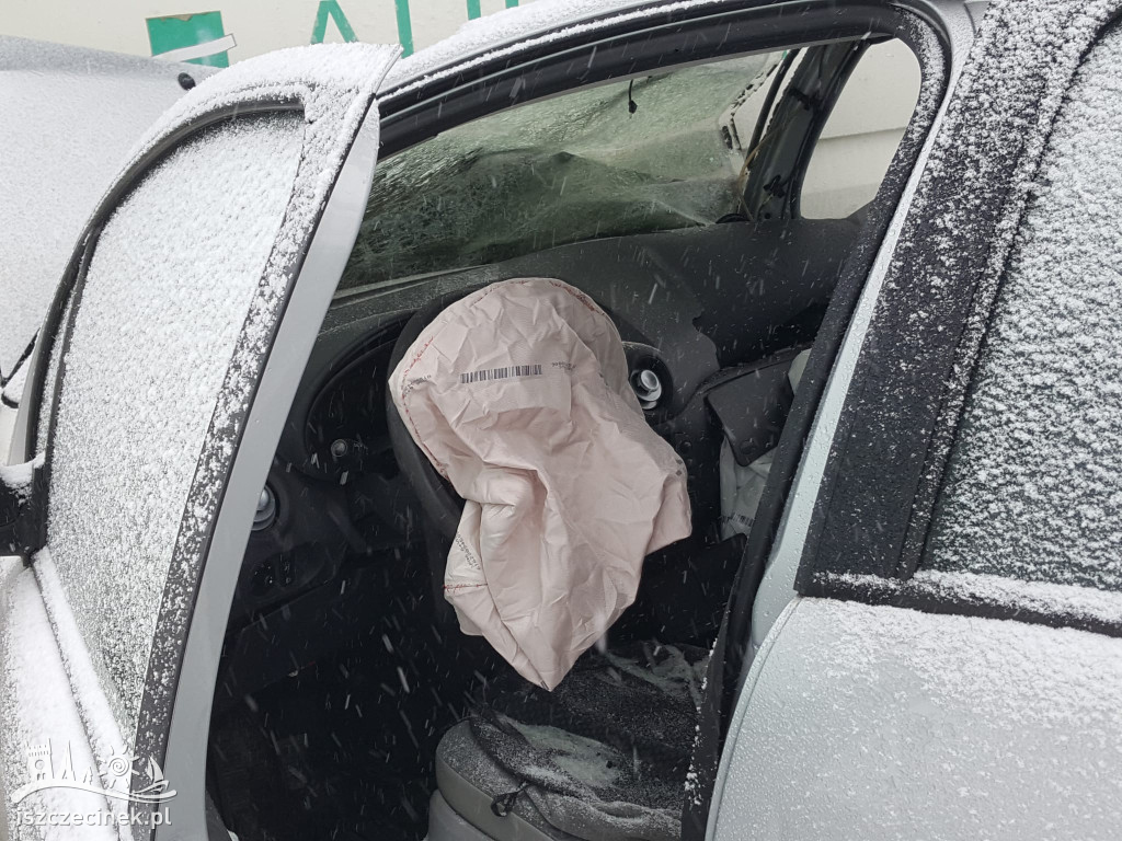 SZCZECINEK. Czołowe zderzenie samochodu osobowego z autobusem szkolnym