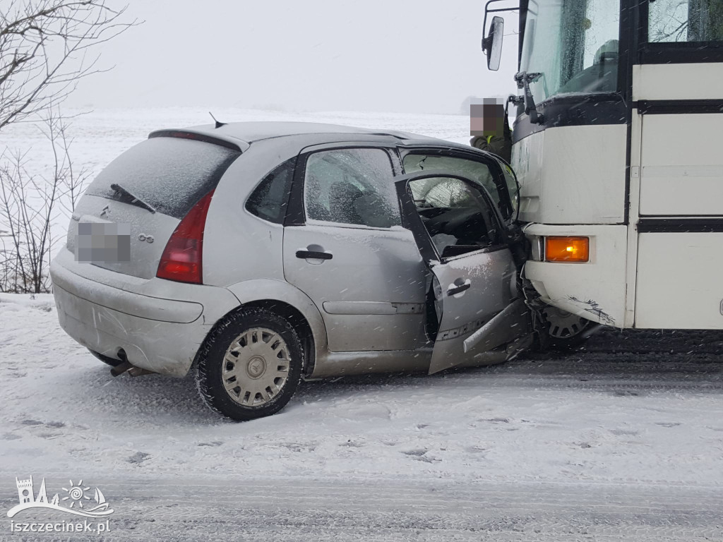 SZCZECINEK. Czołowe zderzenie samochodu osobowego z autobusem szkolnym