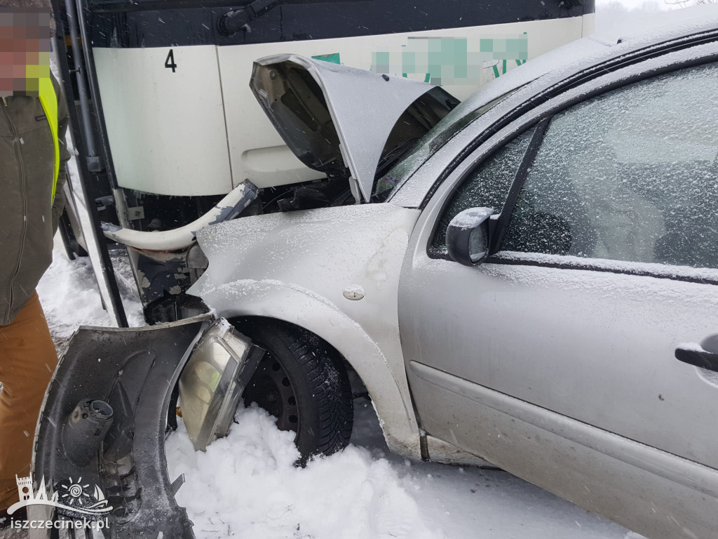 SZCZECINEK. Czołowe zderzenie samochodu osobowego z autobusem szkolnym