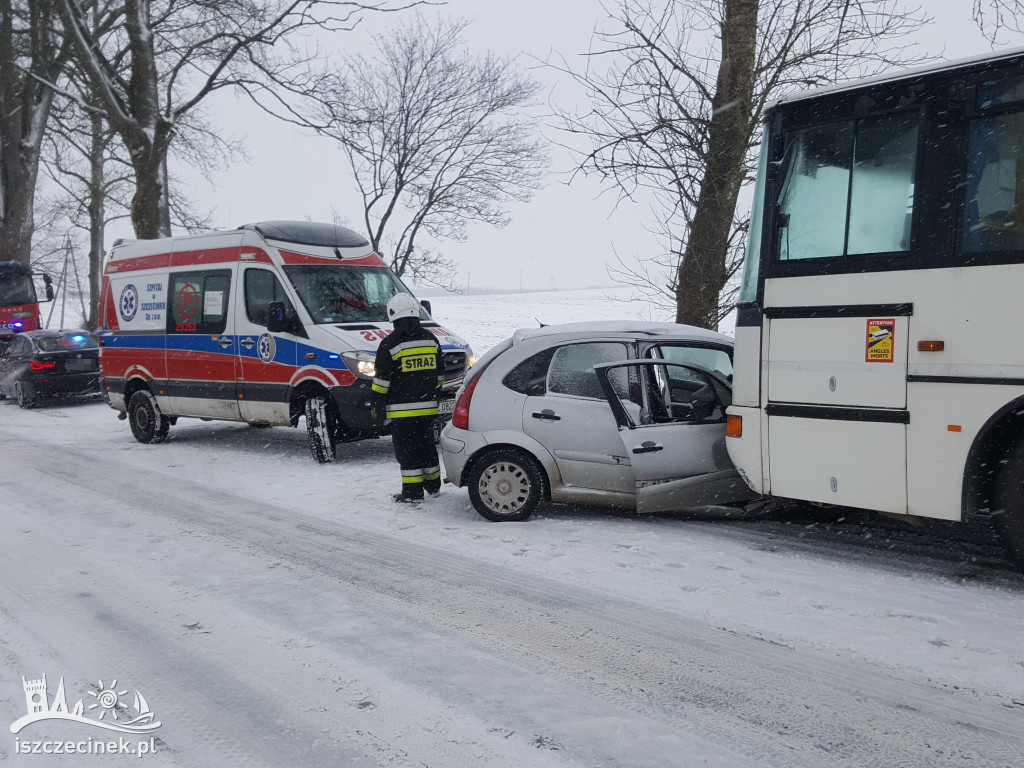 SZCZECINEK. Czołowe zderzenie samochodu osobowego z autobusem szkolnym