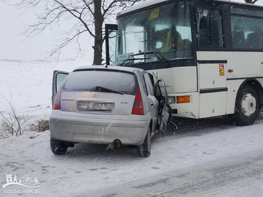SZCZECINEK. Czołowe zderzenie samochodu osobowego z autobusem szkolnym