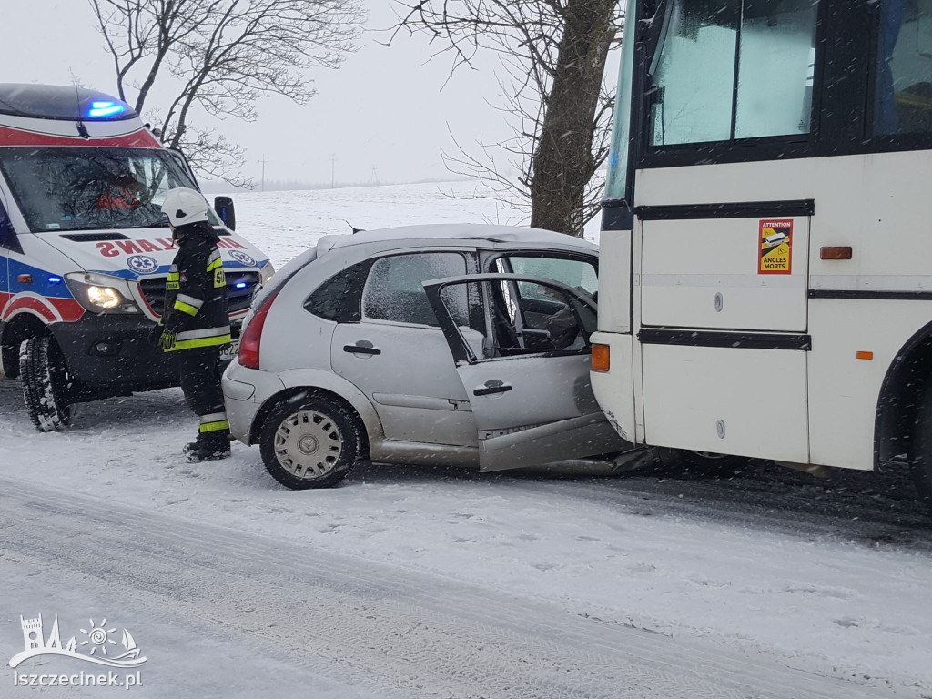 SZCZECINEK. Czołowe zderzenie samochodu osobowego z autobusem szkolnym