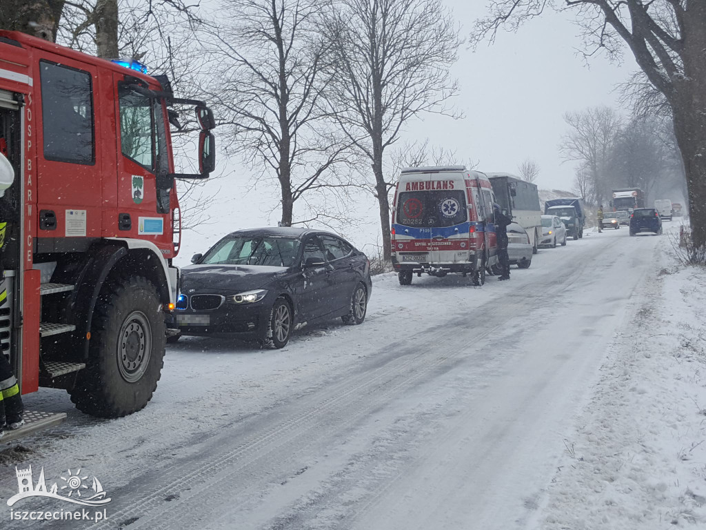 SZCZECINEK. Czołowe zderzenie samochodu osobowego z autobusem szkolnym