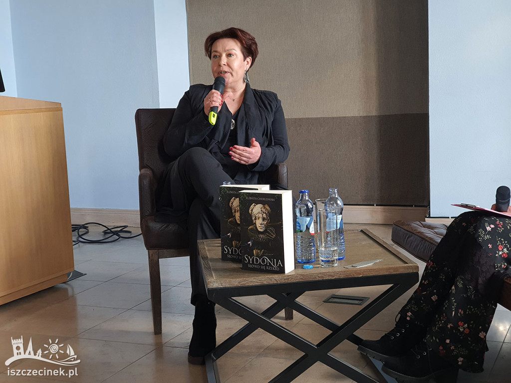 Elżbieta Cherezińska podbiła serca czytelników