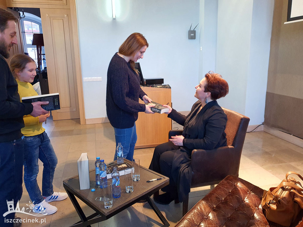 Elżbieta Cherezińska podbiła serca czytelników