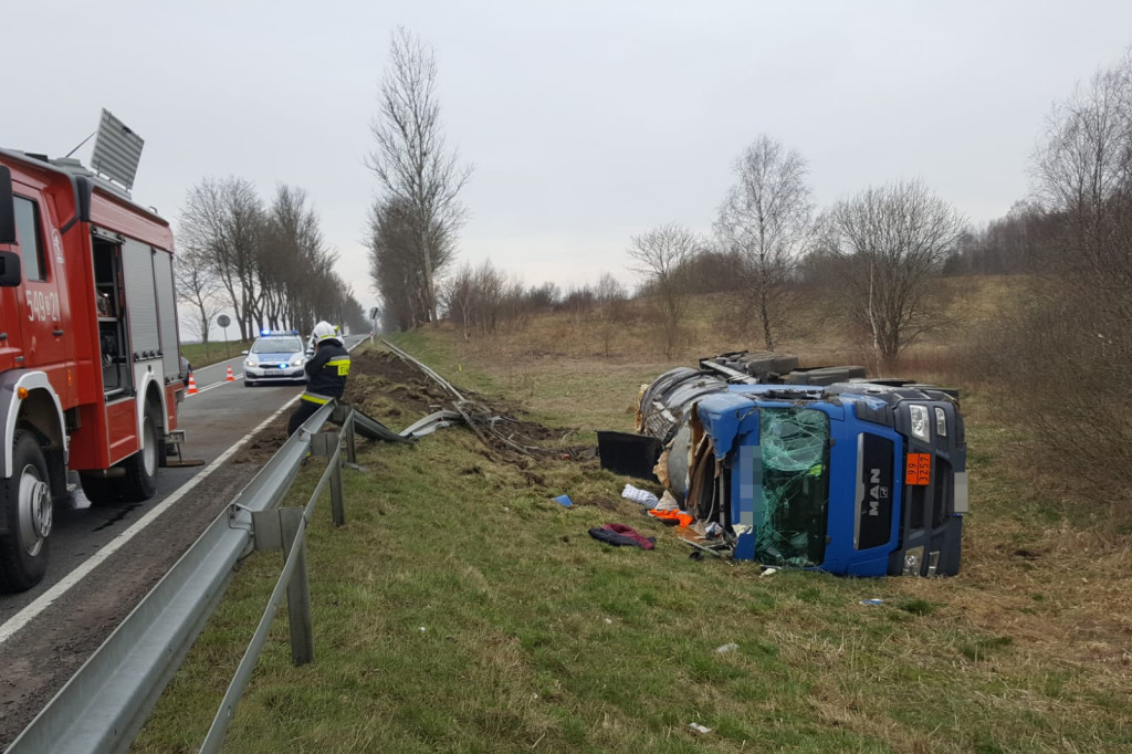 Wypadek pod Białym Borem. Cysterna z płynnym asfaltem wypadła z drogi ZDJĘCIA