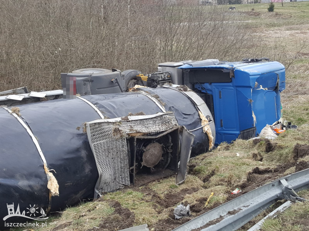 Wypadek pod Białym Borem. Cysterna z płynnym asfaltem wypadła z drogi ZDJĘCIA