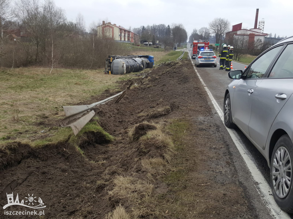 Wypadek pod Białym Borem. Cysterna z płynnym asfaltem wypadła z drogi ZDJĘCIA