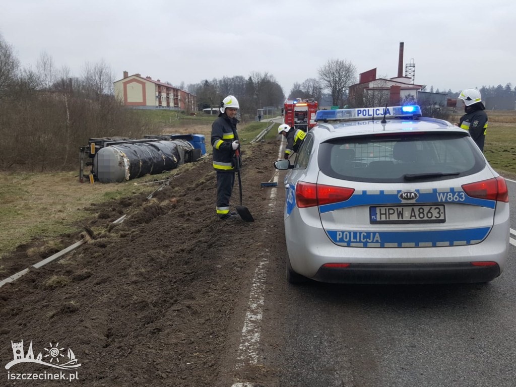 Wypadek pod Białym Borem. Cysterna z płynnym asfaltem wypadła z drogi ZDJĘCIA