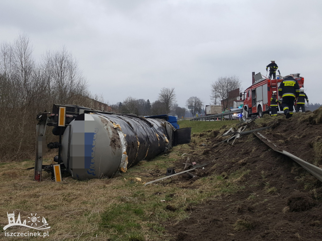 Wypadek pod Białym Borem. Cysterna z płynnym asfaltem wypadła z drogi ZDJĘCIA