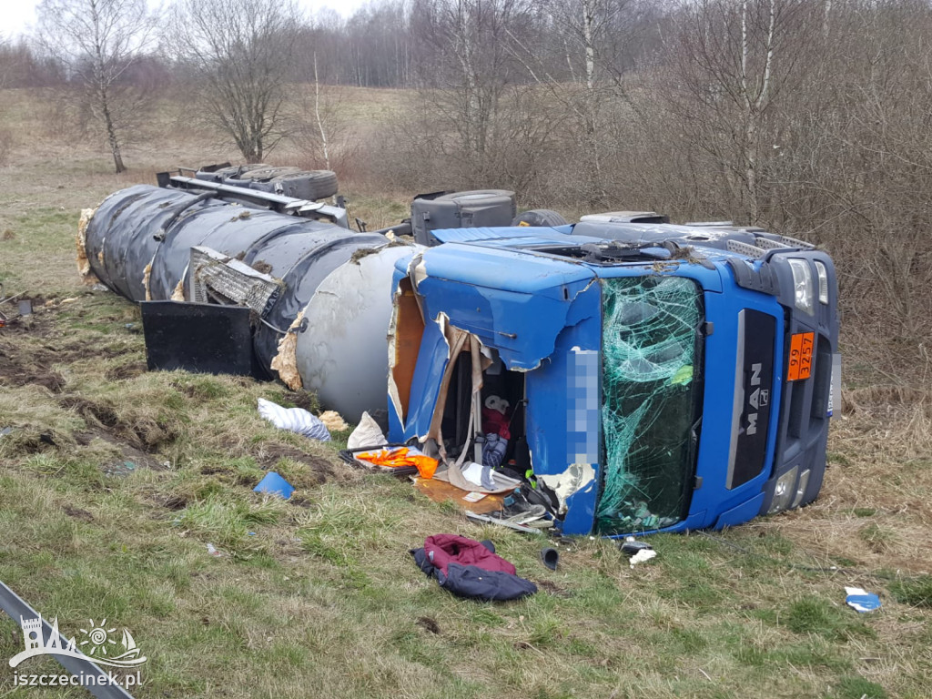 Wypadek pod Białym Borem. Cysterna z płynnym asfaltem wypadła z drogi ZDJĘCIA