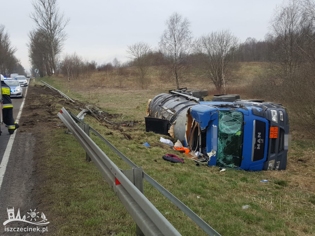 Wypadek pod Białym Borem. Cysterna z płynnym asfaltem wypadła z drogi ZDJĘCIA