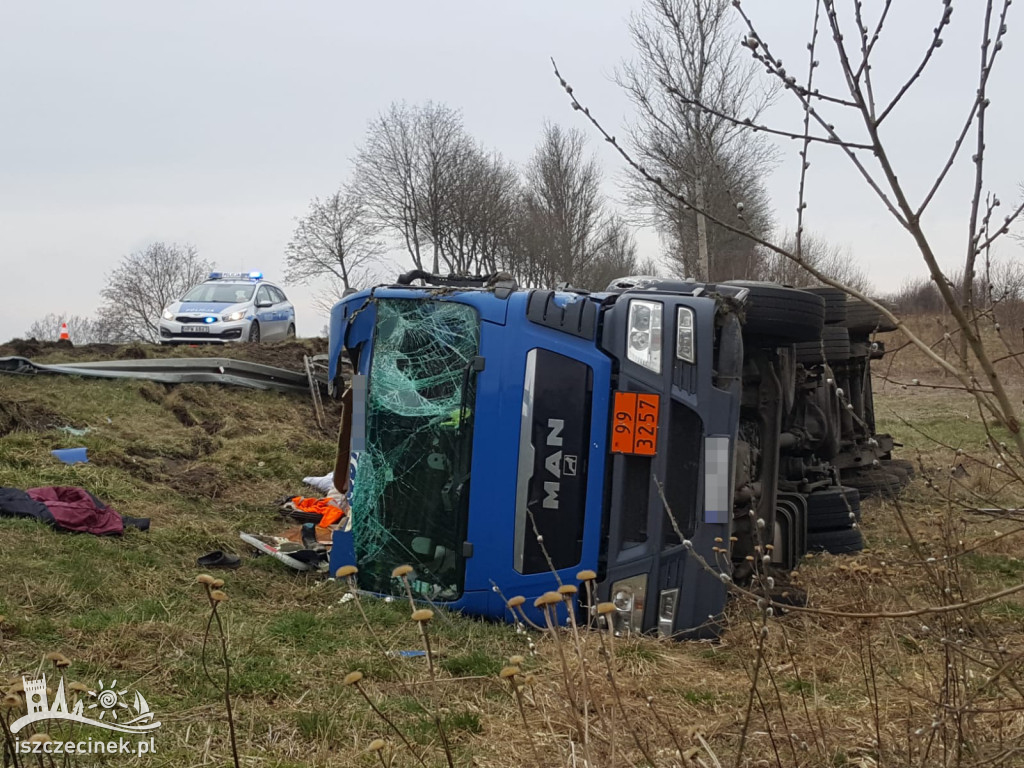 Wypadek pod Białym Borem. Cysterna z płynnym asfaltem wypadła z drogi ZDJĘCIA