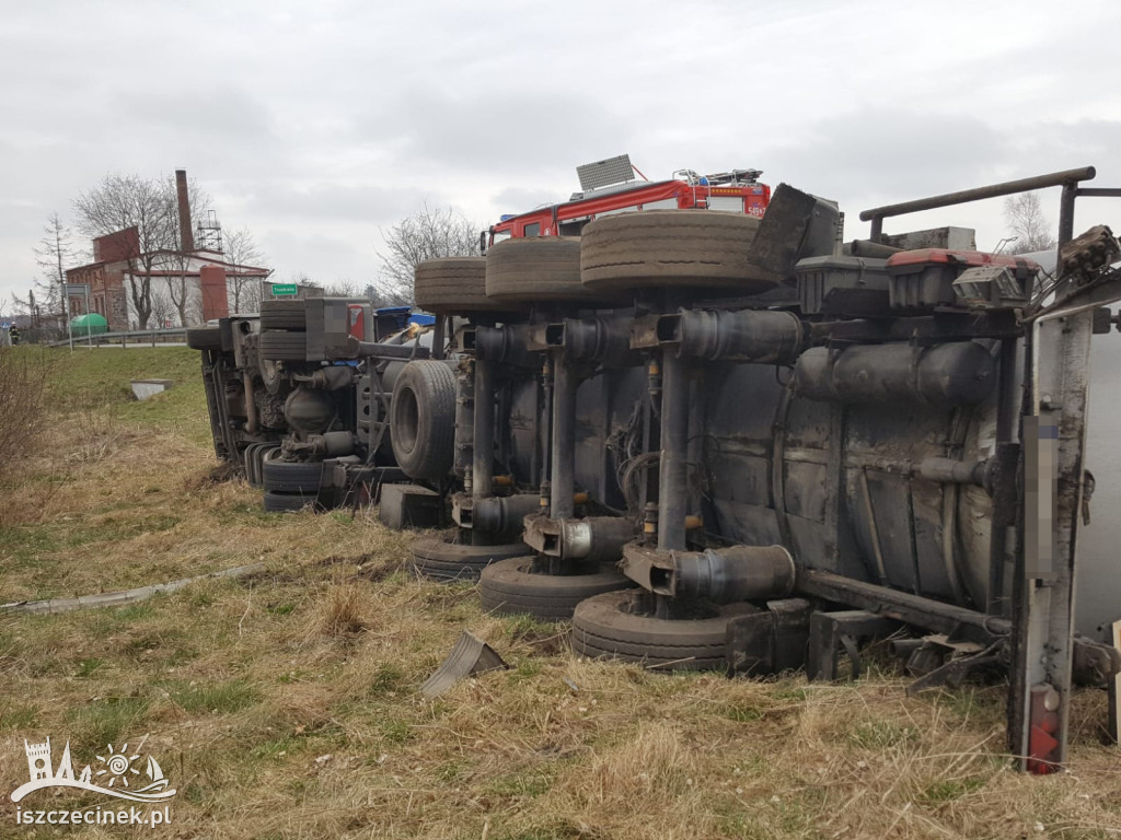 Wypadek pod Białym Borem. Cysterna z płynnym asfaltem wypadła z drogi ZDJĘCIA
