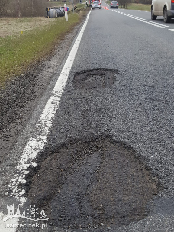 Wypadek pod Białym Borem. Cysterna z płynnym asfaltem wypadła z drogi ZDJĘCIA